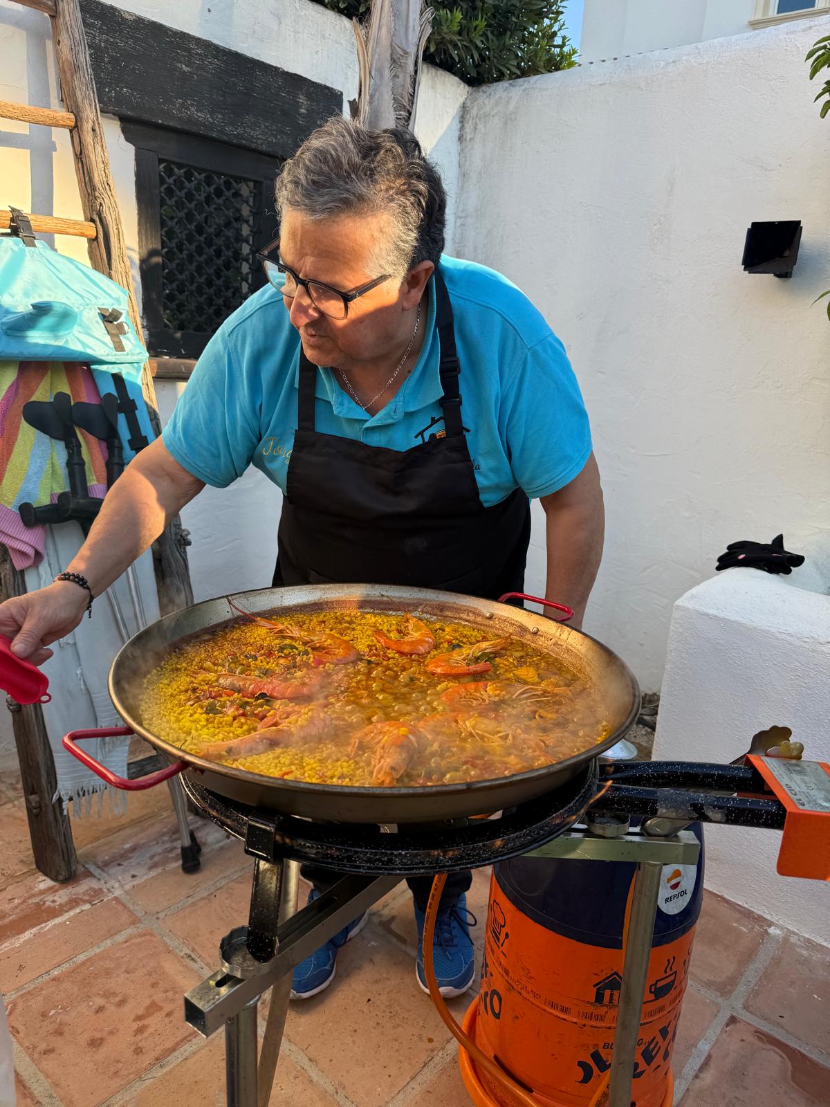 Jorge en Rebecca van Casa de Paella bereiden samen met gasten een authentieke paella op locatie · 1