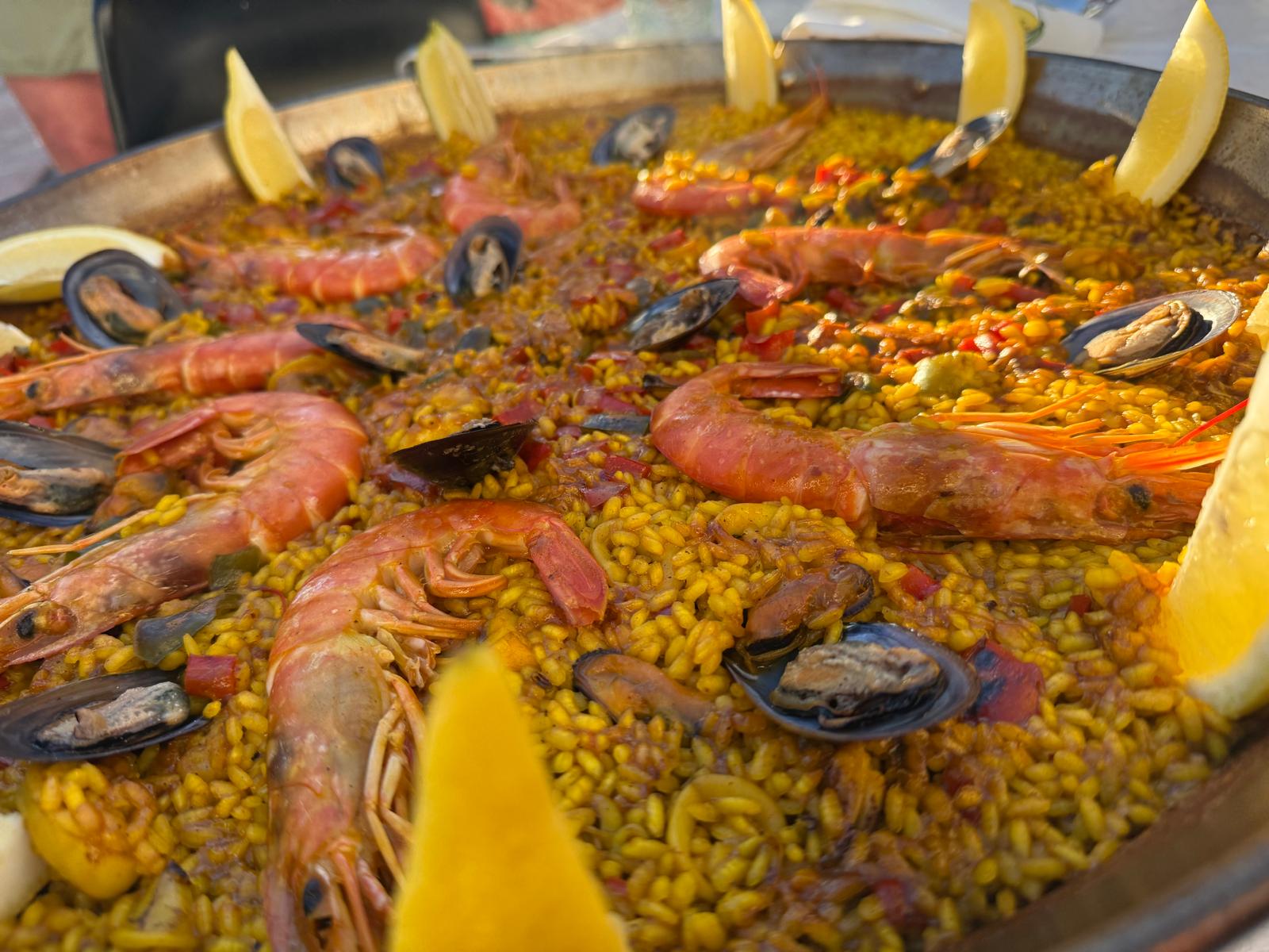 Jorge en Rebecca van Casa de Paella bereiden samen met gasten een authentieke paella op locatie · 2