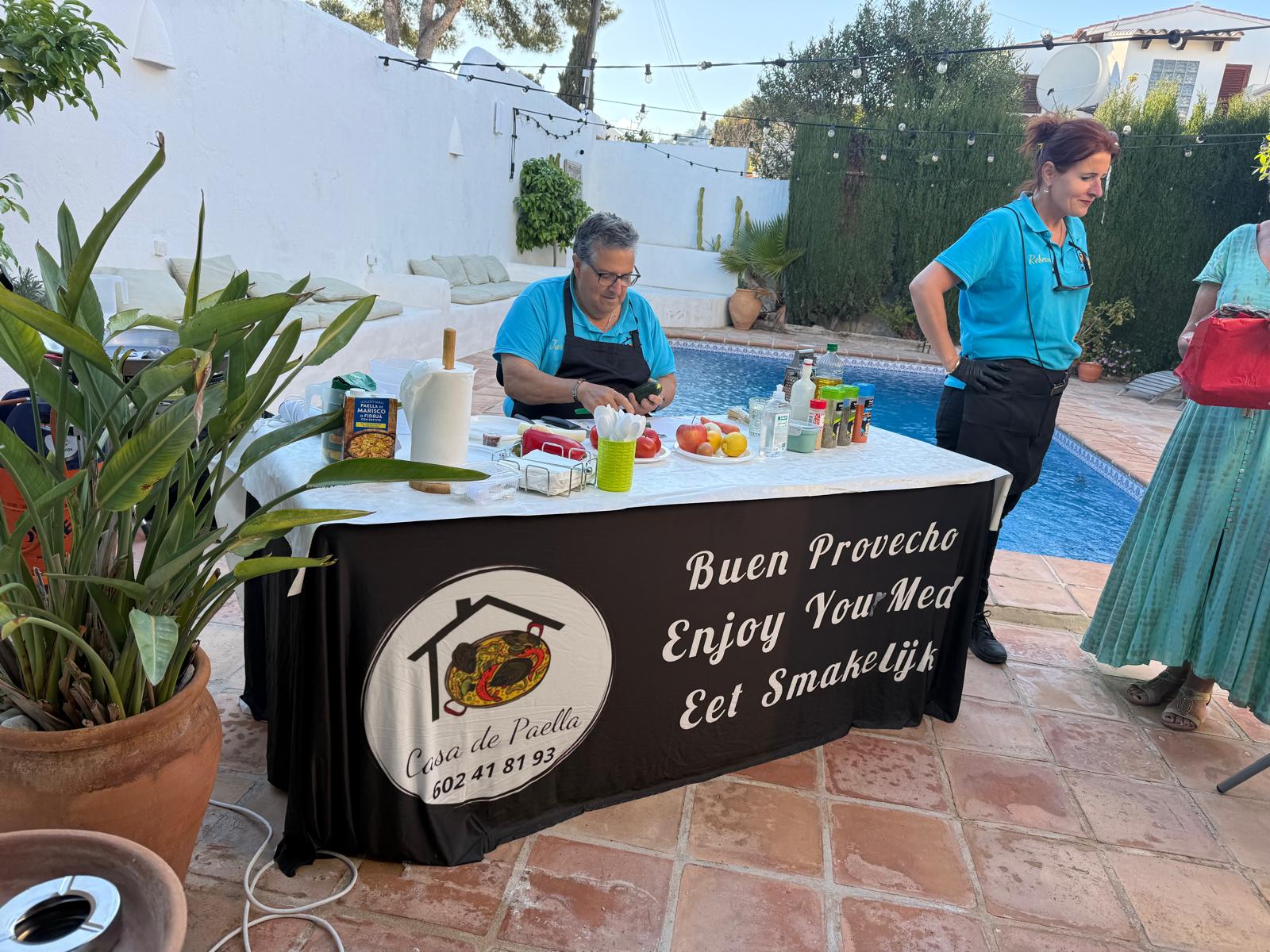 Jorge en Rebecca van Casa de Paella bereiden samen met gasten een authentieke paella op locatie · 4