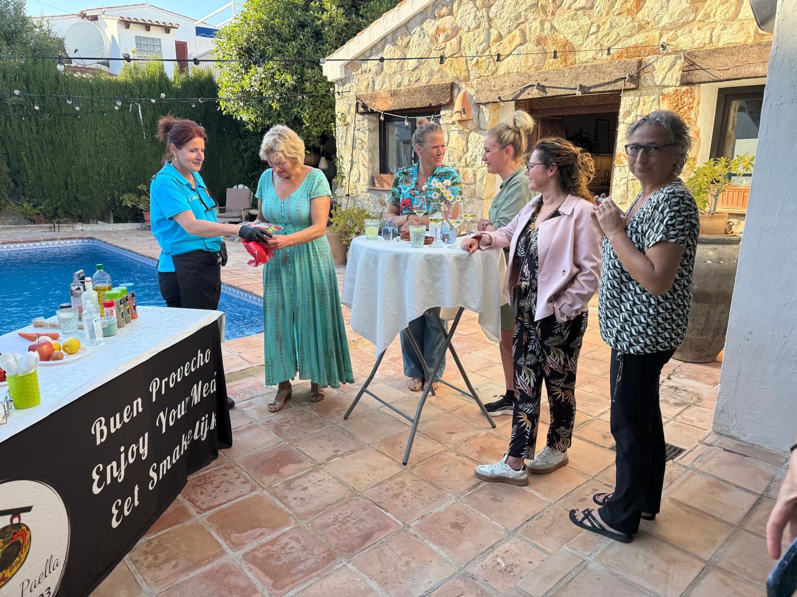 Jorge en Rebecca van Casa de Paella bereiden samen met gasten een authentieke paella op locatie · 3