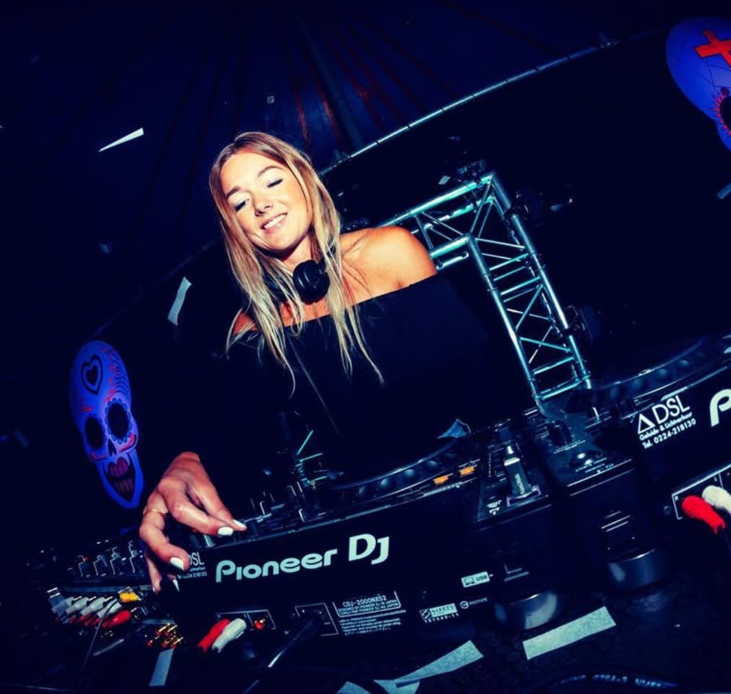 DJ Miss Jacky achter professionele DJ-apparatuur