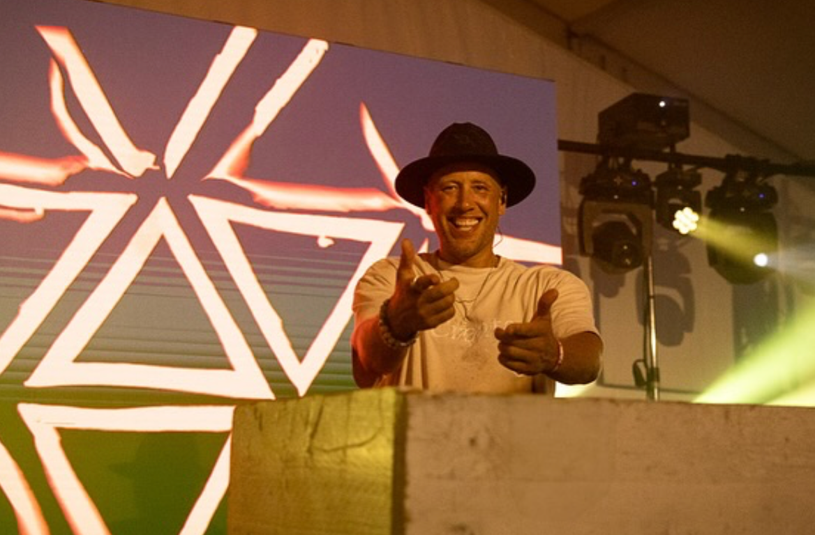 DJ Sweet Le Freak achter de draaitafel