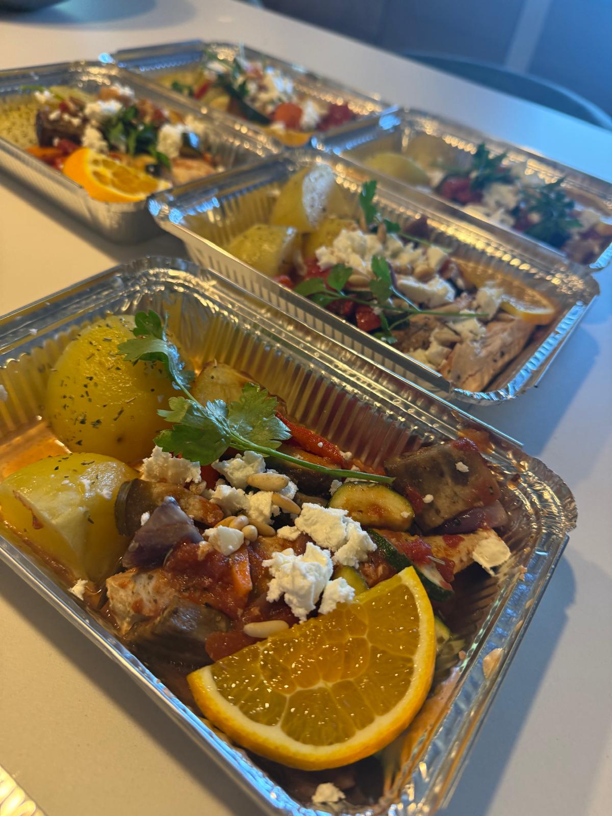 Mediterrane ovenschotel met krieltjes, geroosterde groenten, feta en sinaasappel
