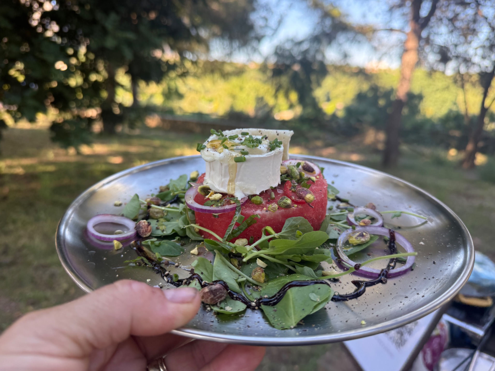 Een kleurrijk voorgerecht geserveerd tijdens een privéchef-diner
