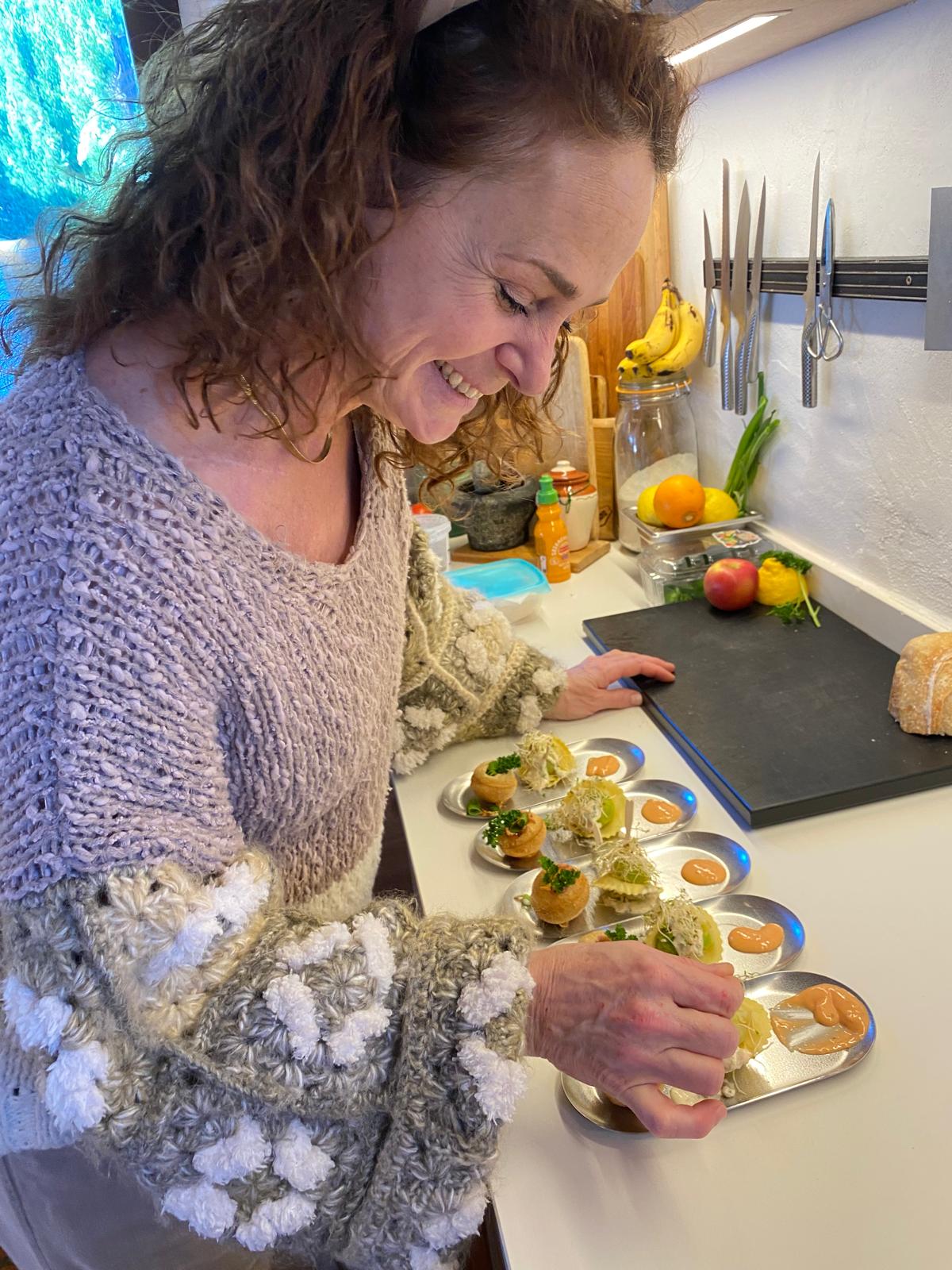 Myra maakt kleine gerechten zorgvuldig op voor haar gasten