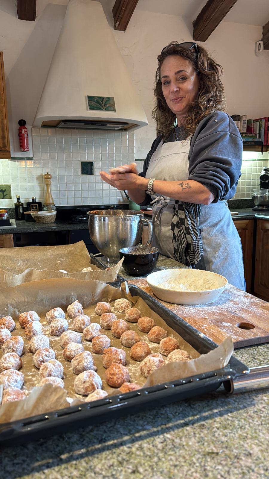 Myra bereidt verse gehaktballetjes in de keuken van haar gasten